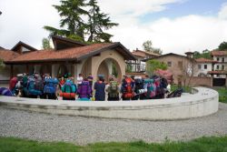 scout riuniti nel cortile dell'accoglienza