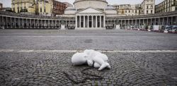 Jago, Look down, novembre 2020, piazza del plebiscito, Napoli. Nella notte del 4 novembre Jago posiziona una scultura che rappresenta un bambino appena nato lungo due metri al centro di piazza Plebiscito a Napoli. Look down (guarda in basso) è il titolo di questo lavoro che richiama la parola lockdown (serrata) entrata prepotentemente nella nostra contemporaneità. L’opera invita a guardare in basso verso le persone più fragili e lo fa utilizzando un bambino appena nato bisognoso di cure che al posto del cordone ombelicale ha una catena che lo inchioda alla sua condizione perché agganciato alla piazza. 